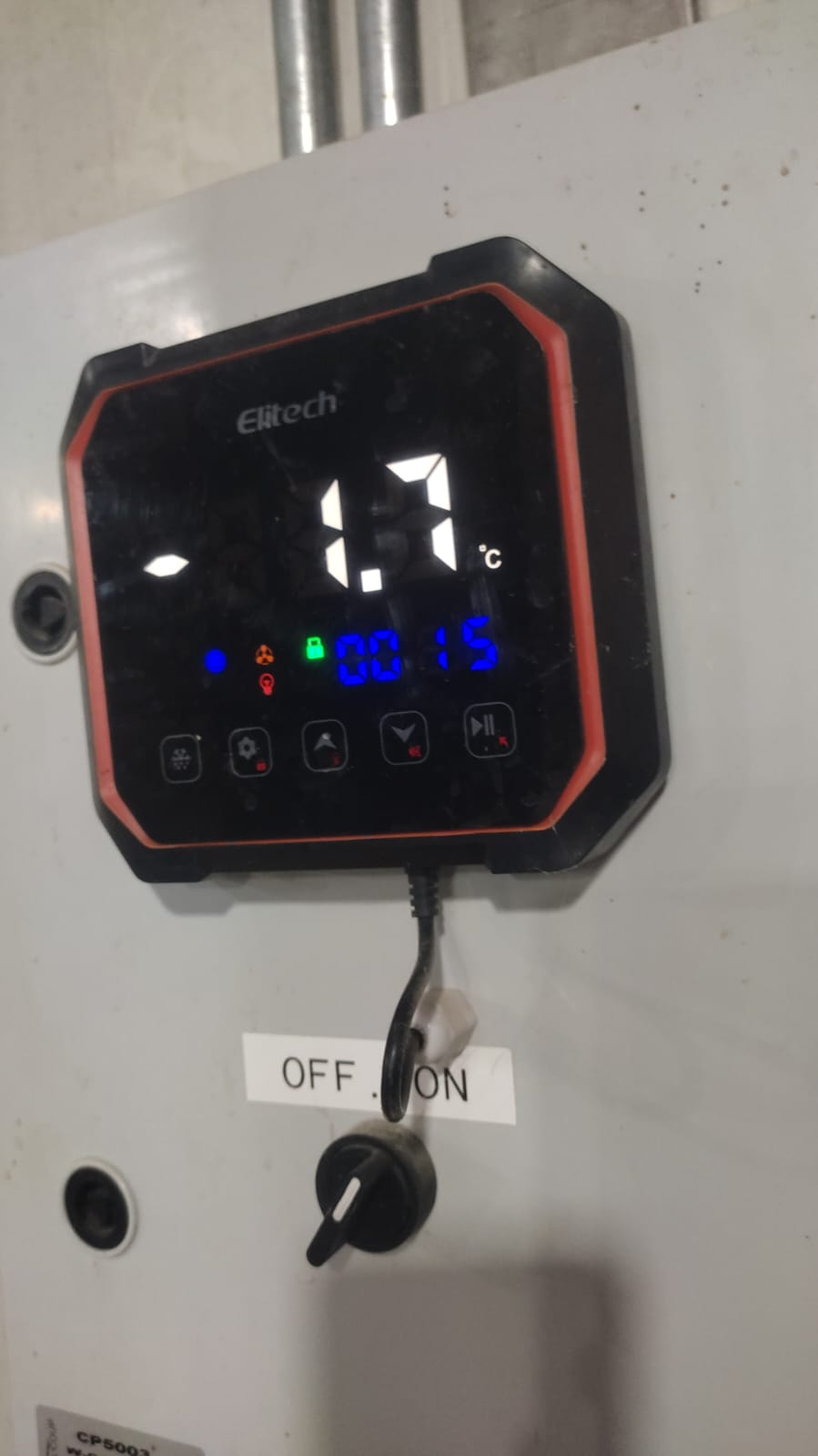 Panel de control electrónico Elitech con monitoreo de temperatura y estado